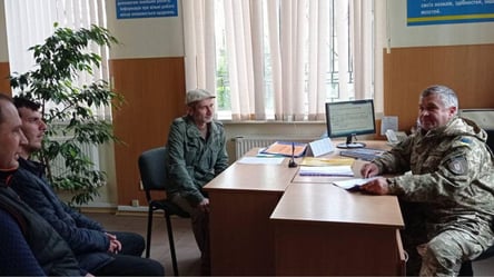 Украинских пенсионеров обяжут стать на военный учет — кого коснется - 285x160