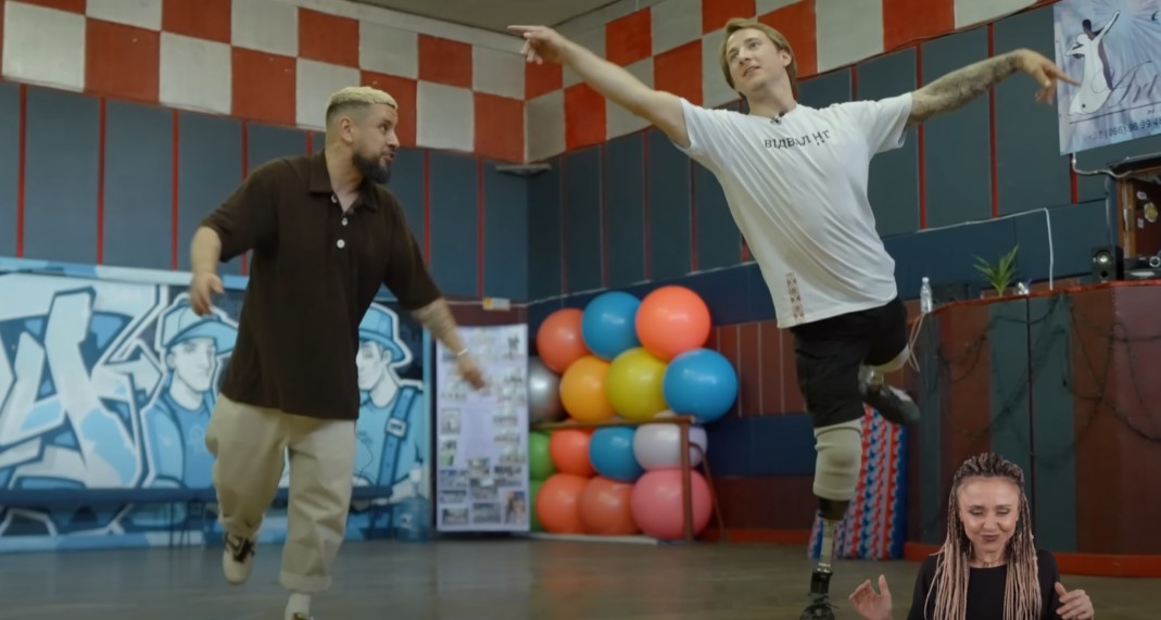 Новий "Холостяк" Олександр Терен підірвав мережу запальними танцями з Монатіком — відео - фото 5