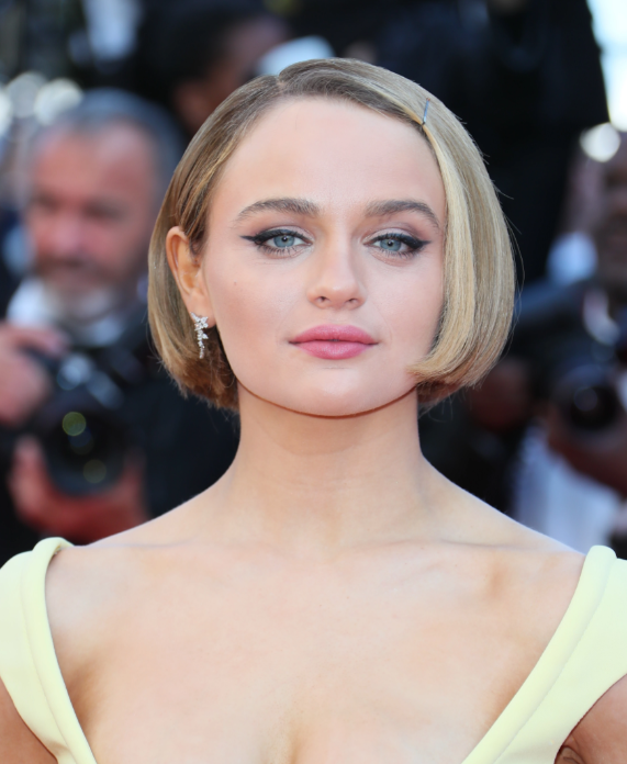 Американская актриса Джои Кинг на красной дорожке в Каннах