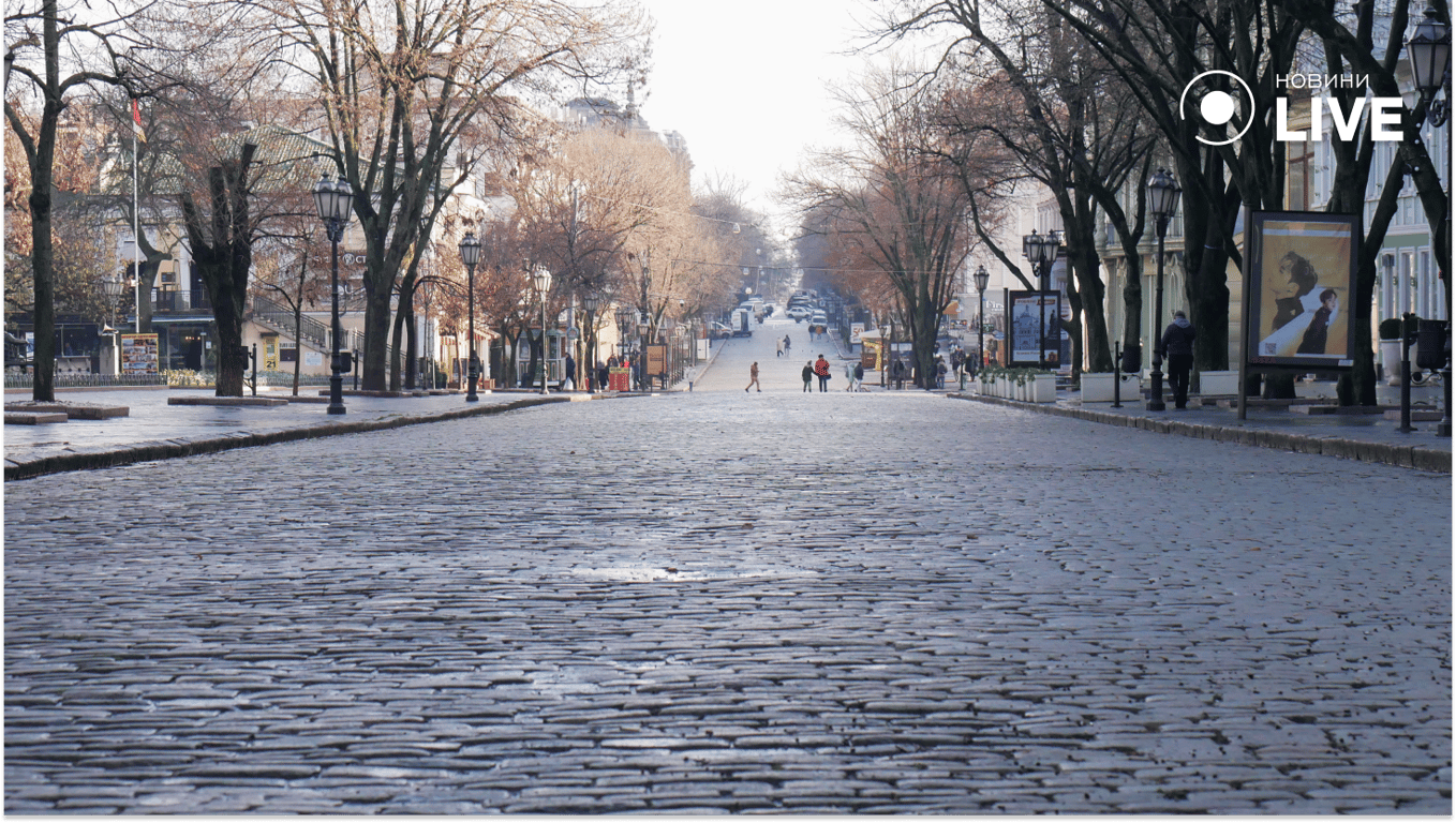 Люди гуляють на Дерибасівській. Фото: Новини.LIVE/ Юлія Браславська 
