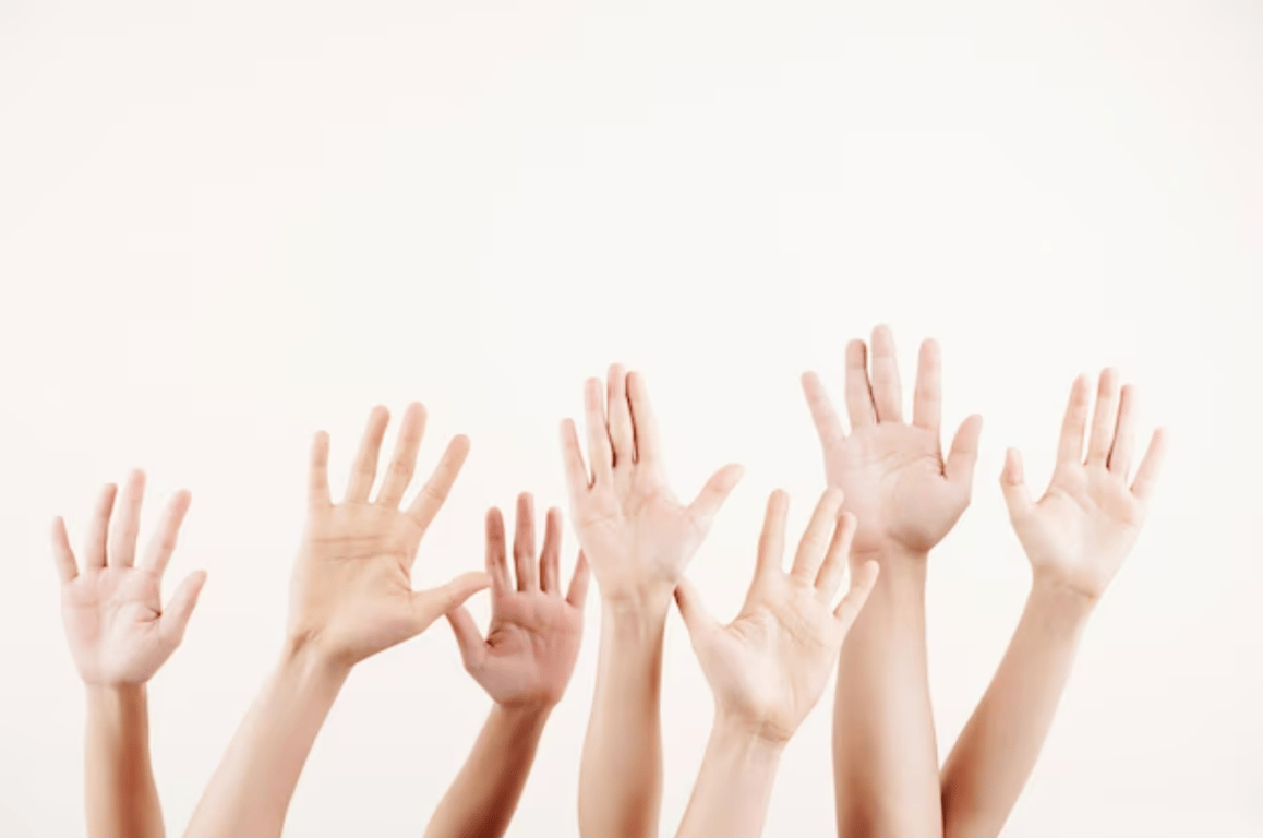 Люди, показывающие форму своих ладоней