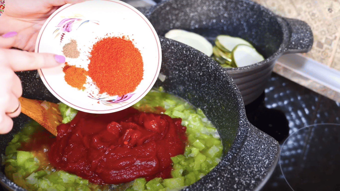 рецепт ароматного соусу з кабачків на зиму з томатною пастою, спеціями та оцтом