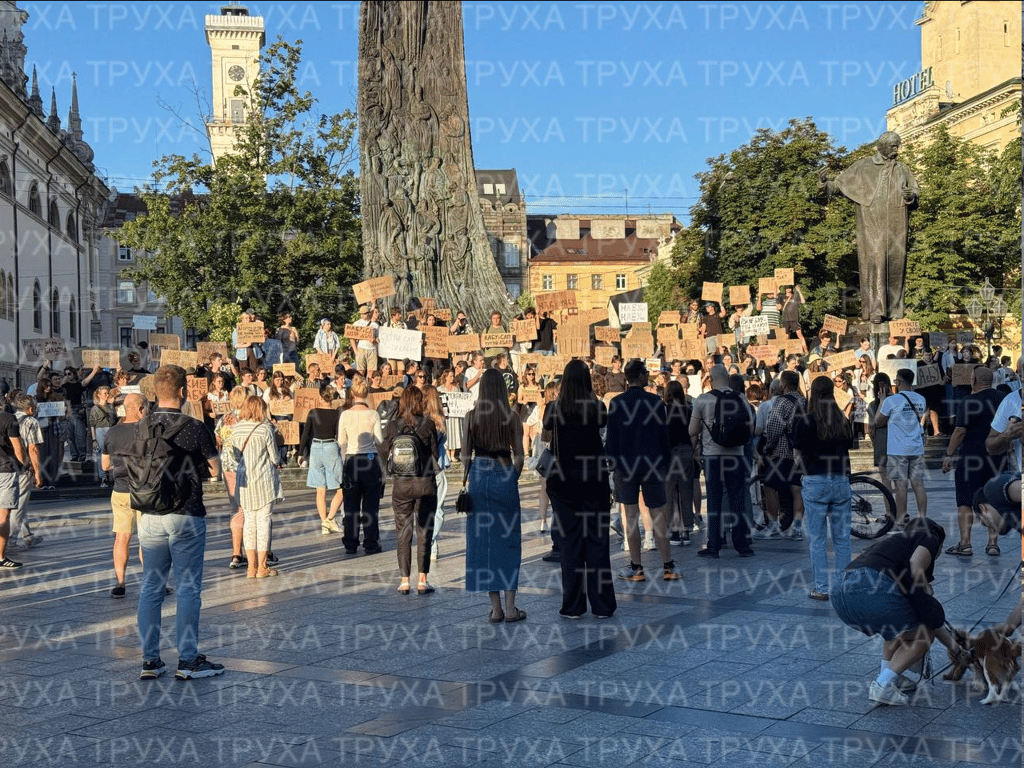 Українці вийшли мітинг проти закону щодо САП і НАБУ - фото - фото 5