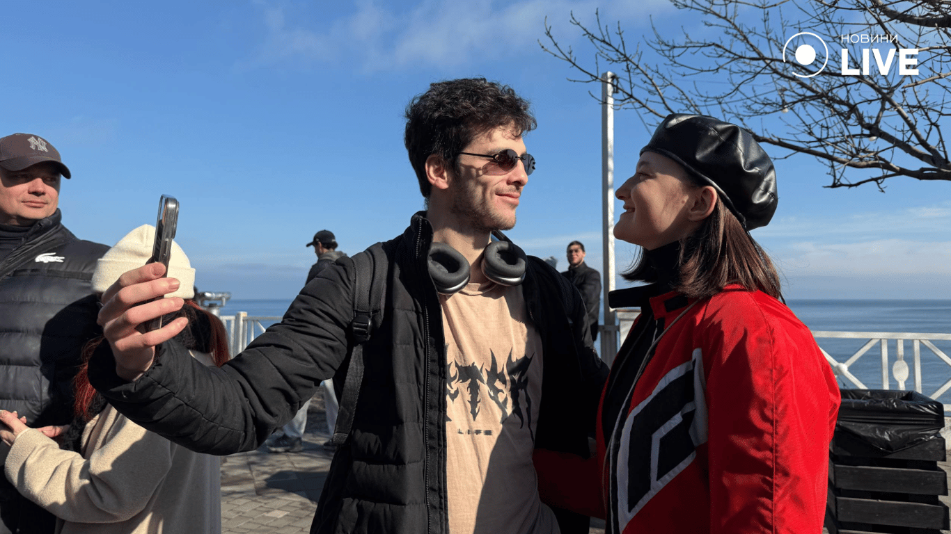 Люди фотографуються