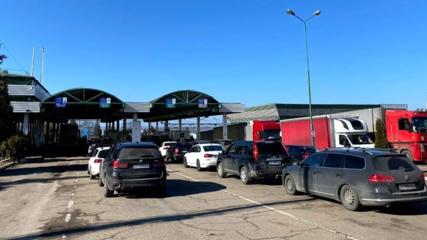 Скандал на кордоні з Польщею — митники не пропускають автівки для ЗСУ