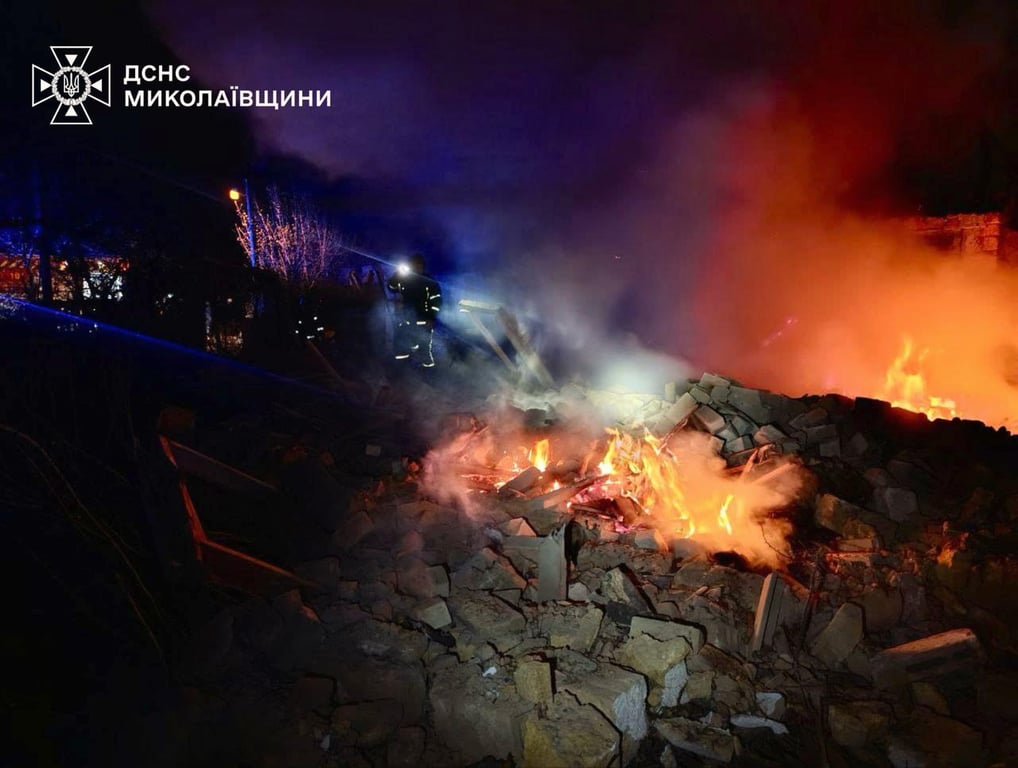 Пожежа в одному з будинків після удару по Миколаєву