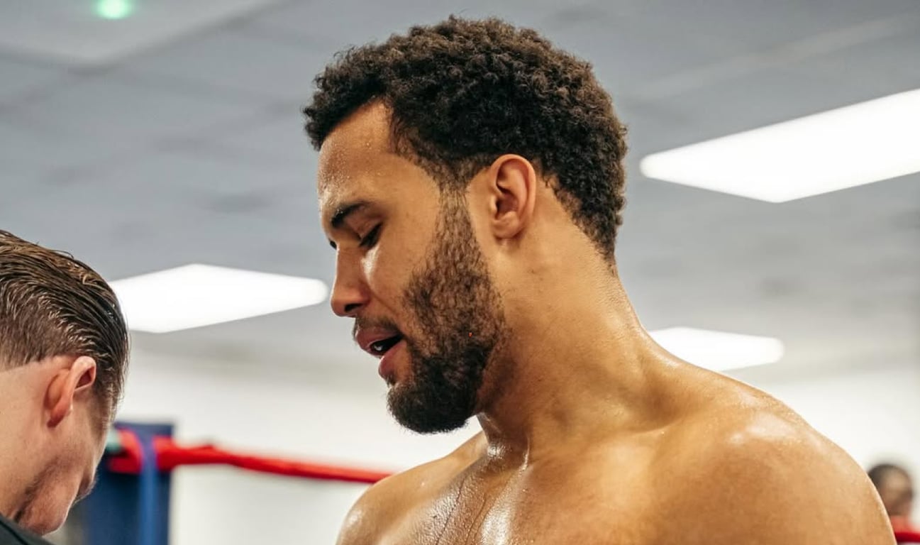 Мозес Итаума проводит тренировку перед боем