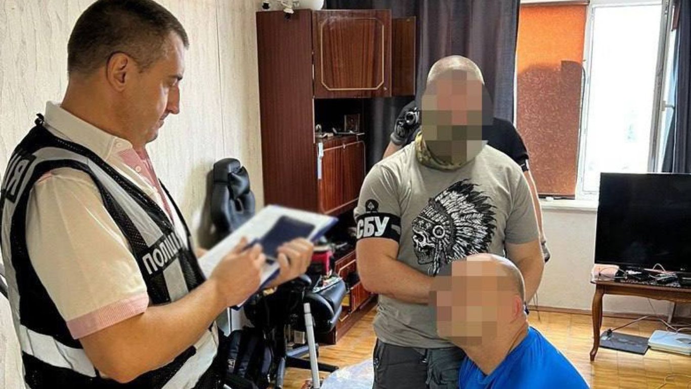 Продавали фальшиві долари та зброю: поліція викрила злочинну організацію в Києві