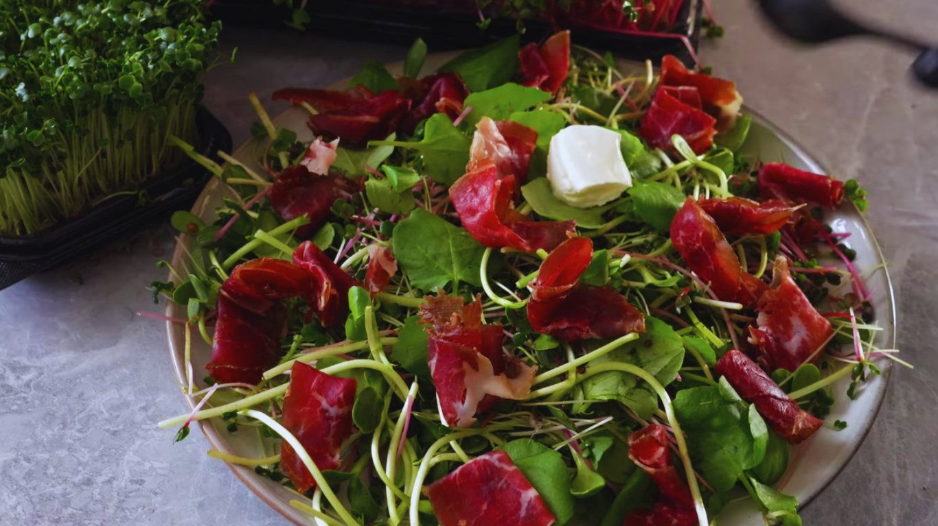 салат із прошуто та вершковим сиром