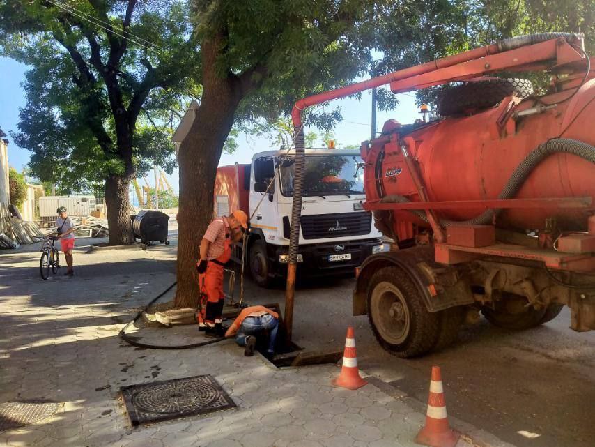 Комунальники працюють на дорогах Одеси. Фото: КП "Міські дороги"