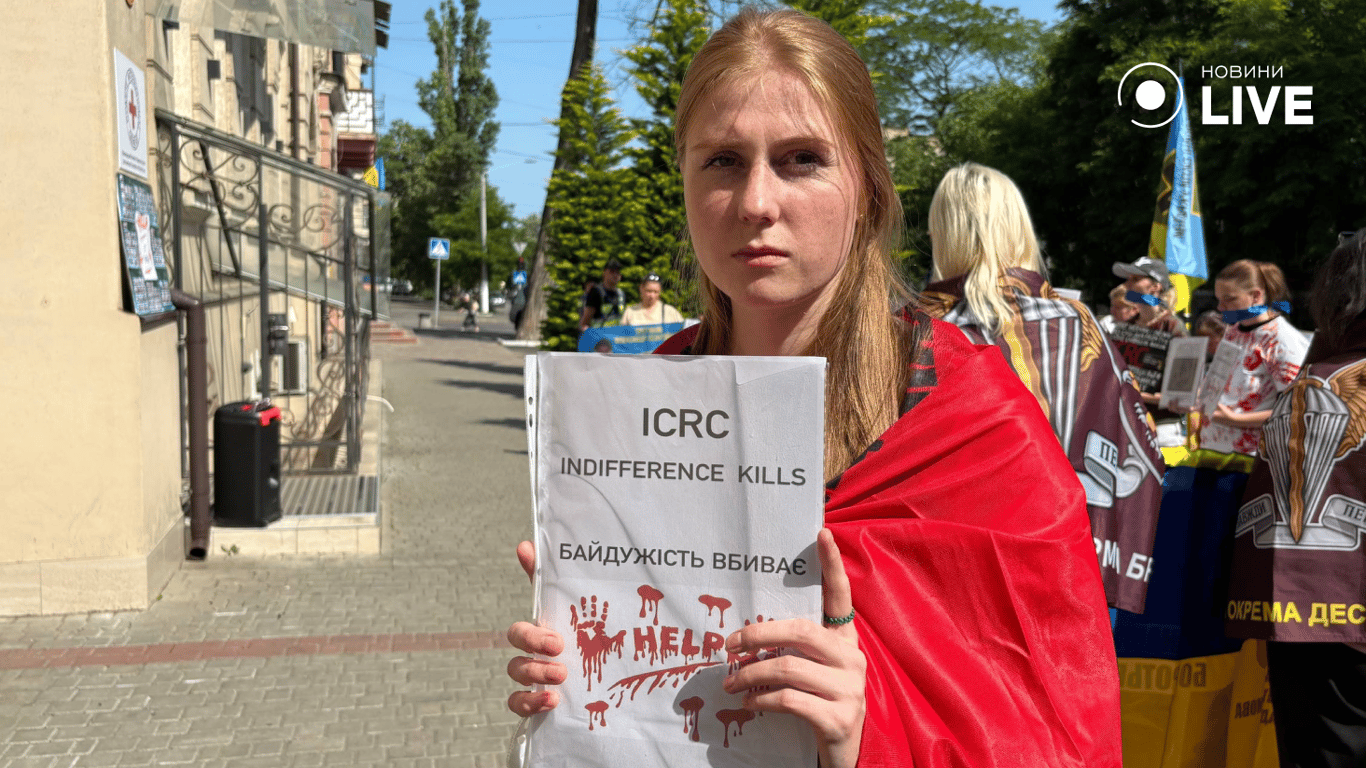 Із зав'язаними очима — черговий мітинг під МКЧХ в Одесі - фото 1