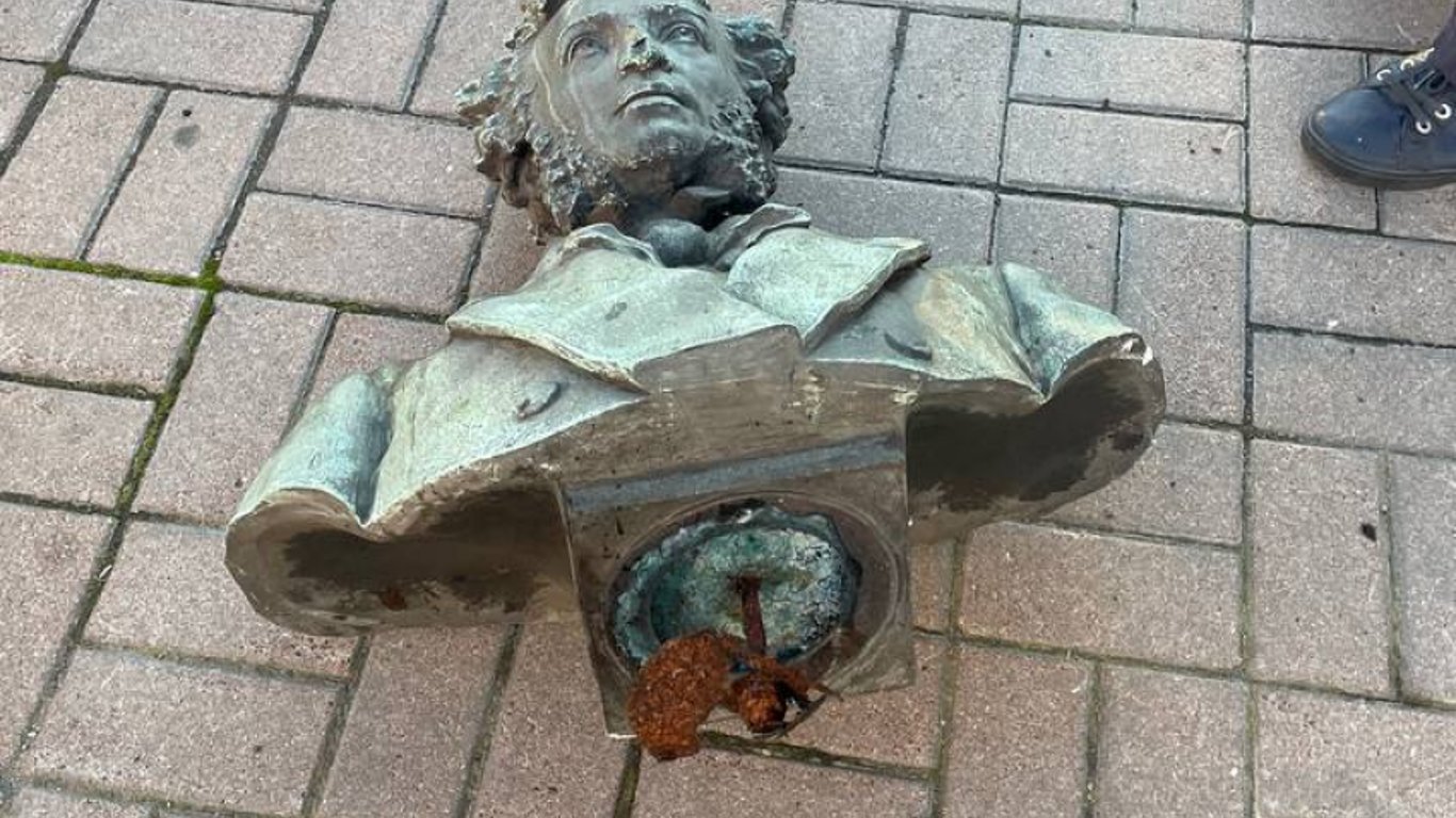 В Киеве памятники Пушкину утратили охранный статус