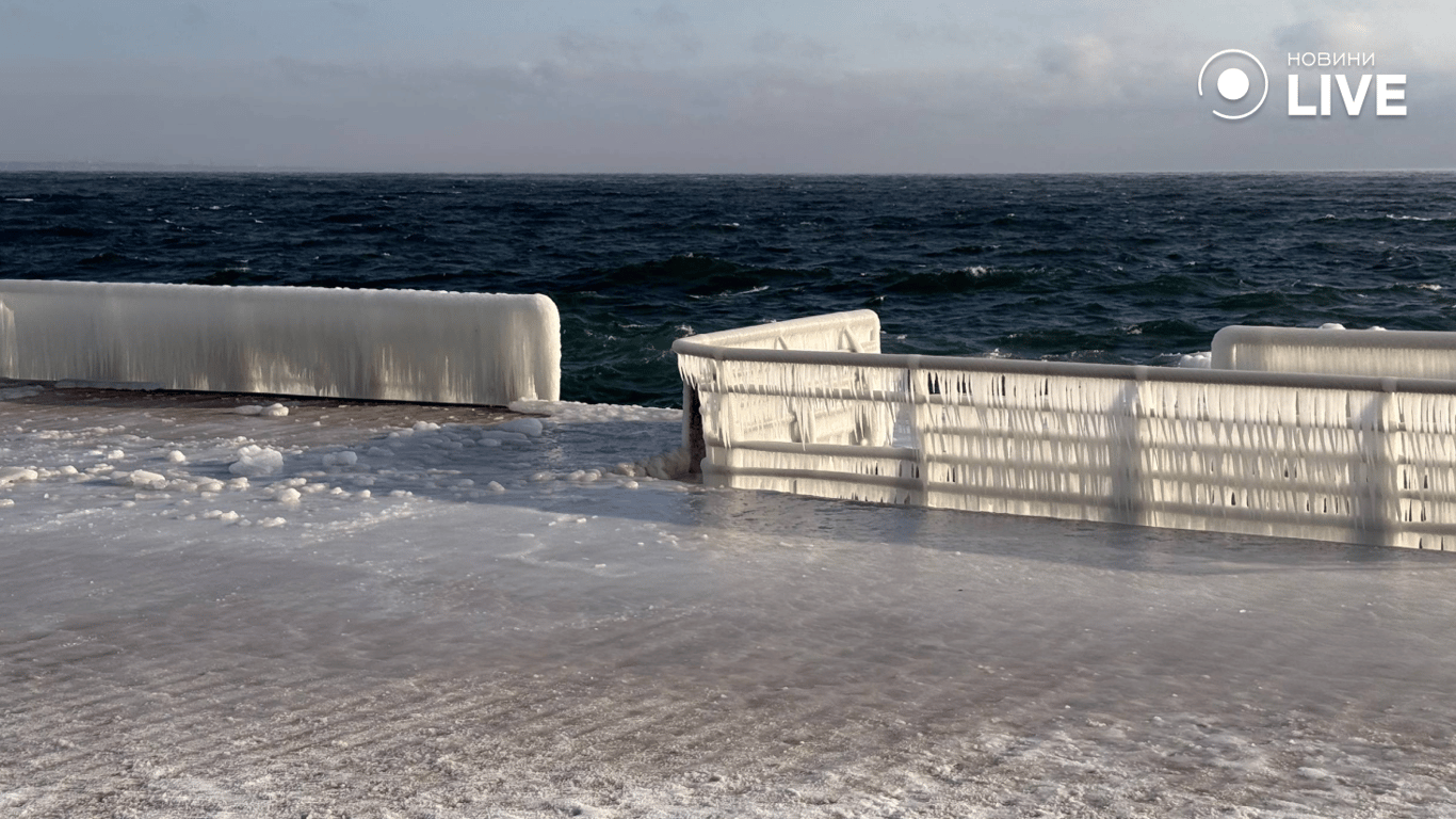 Лід на пляжі в Одесі