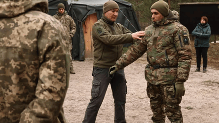 У Коломиї чоловік з ножем напав на працівників ТЦК — їх поранено - 285x160