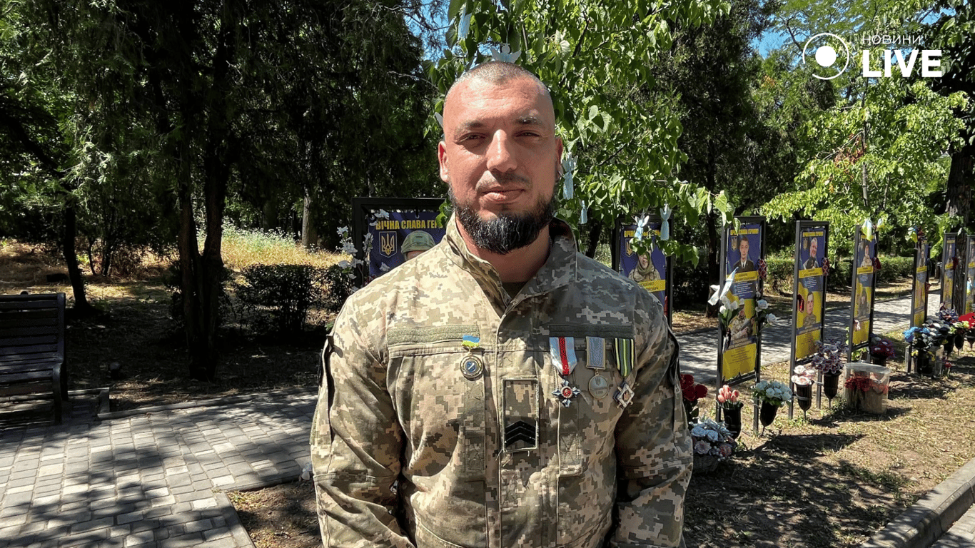  Український військовослужбовець під час автопробігу в Одесі