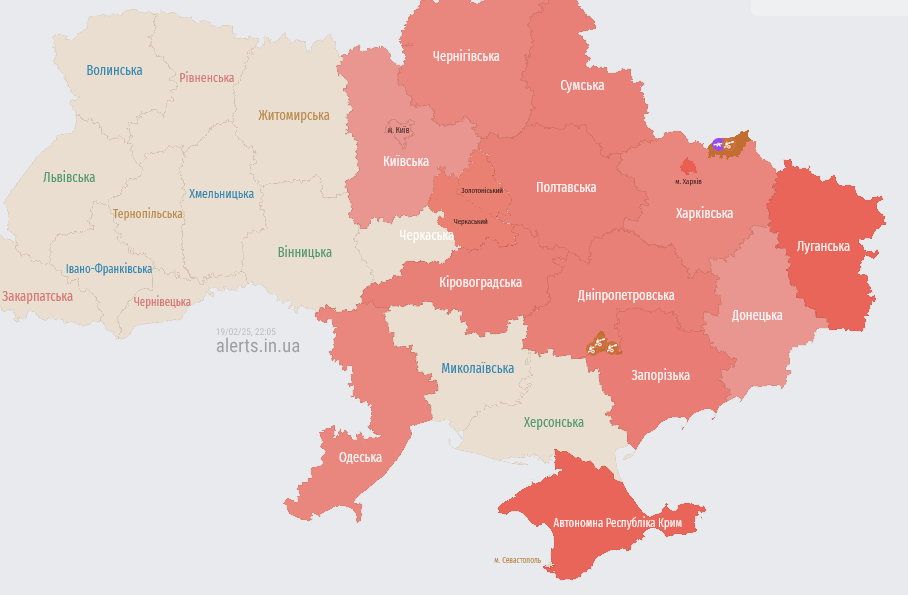 У Київській області гримлять вибухи через атаку дронів - фото 2