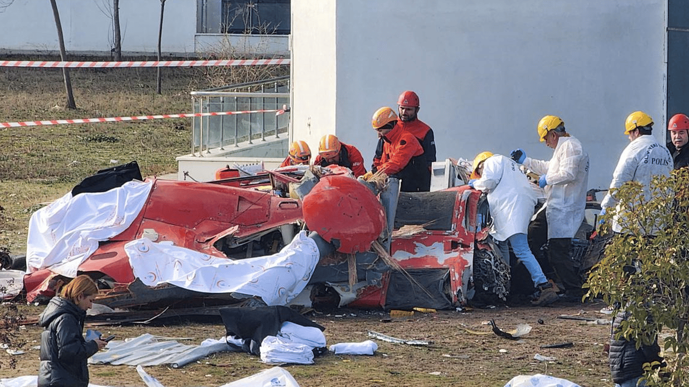 В Турции медицинский вертолет врезался в здание больницы