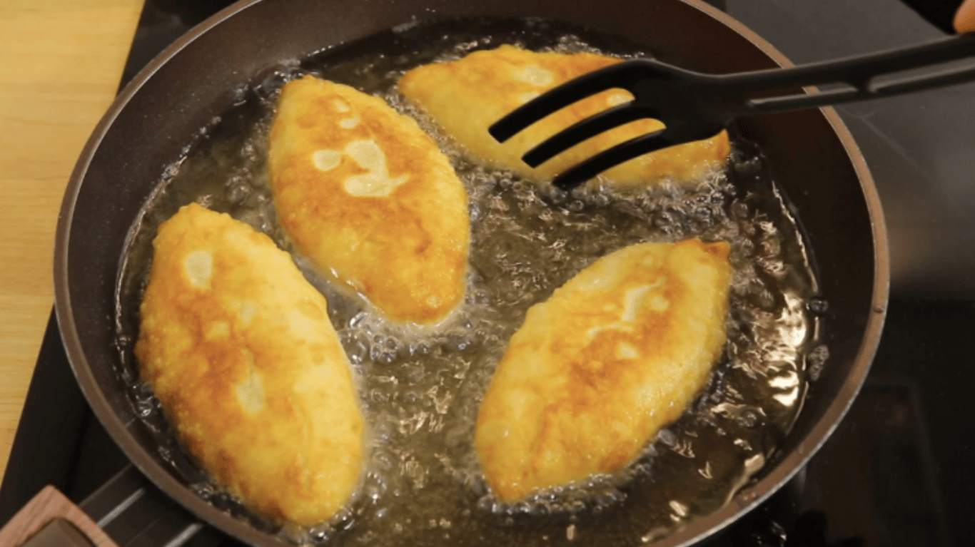 смачні смажені пиріжкі та начинка з молодої капусти