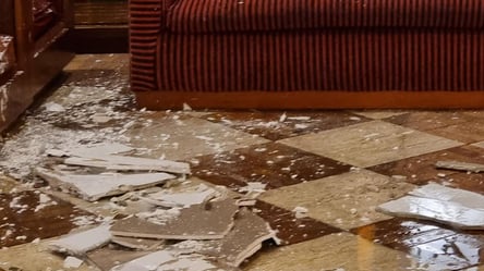 Вода течет даже с потолка: ливень затопил известный курорт в Египте. Видео, фото - 285x160