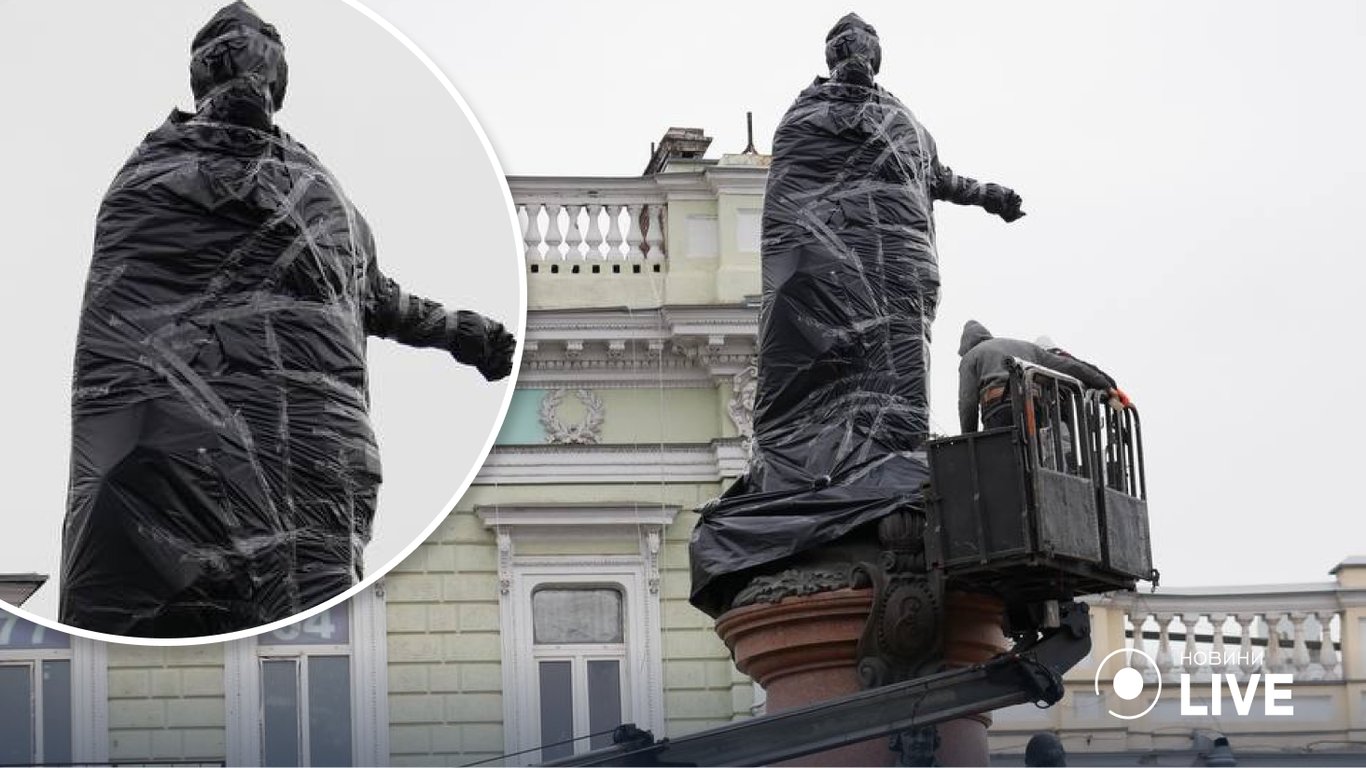 в Одессе на памятник Екатерине II надели черный пакет