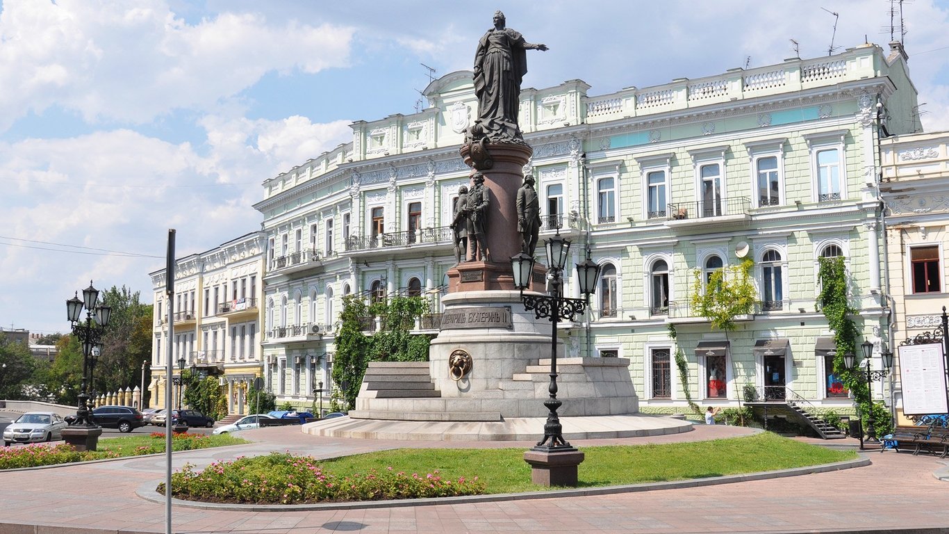 Как выглядела Екатерининская площадь в 1870-е годы