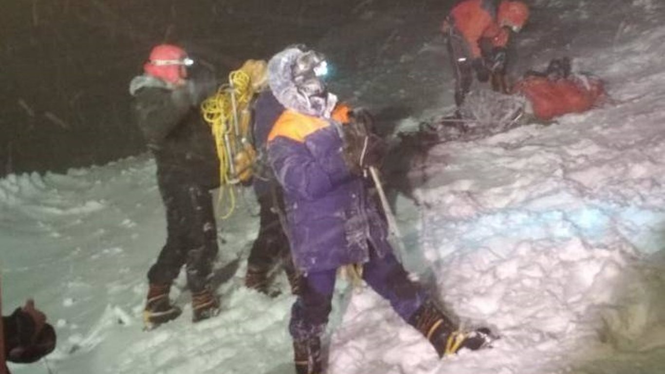 На Эльбрусе альпинисты попали в страшную бурю: пятеро погибли - фото и видео