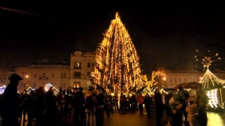 Как выглядела главная елка Львова в разные годы. Фото - 285x160