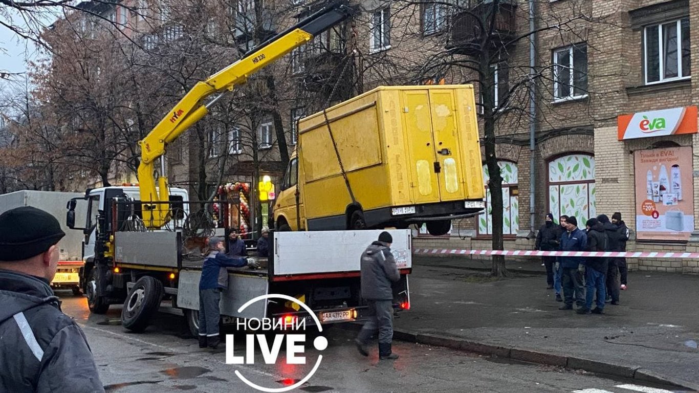 ЧП в Киеве - неизвестные напали с ножами на коммунальщиков из-за демонтажа торгового грузовика
