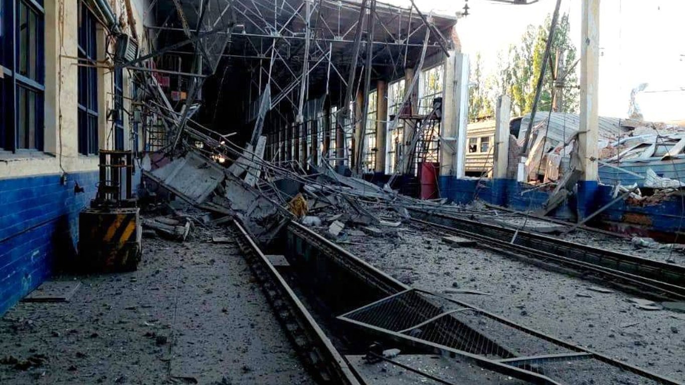 Зруйновано цивільну інфрастуктуру — ворог вдарив по Харківській залізниці