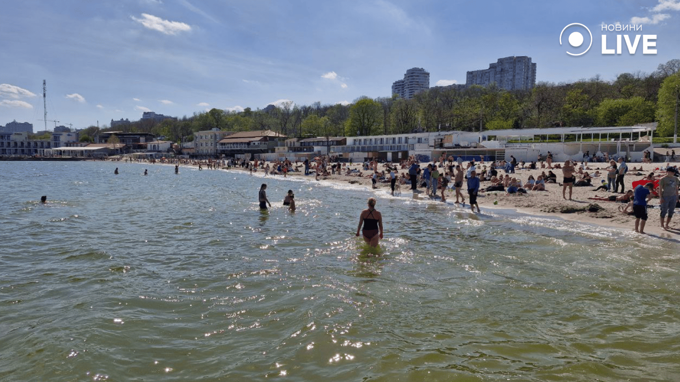 Хтось купається, а хтось займається риболовлею — на одеському узбережжі сьогодні людно - фото 4