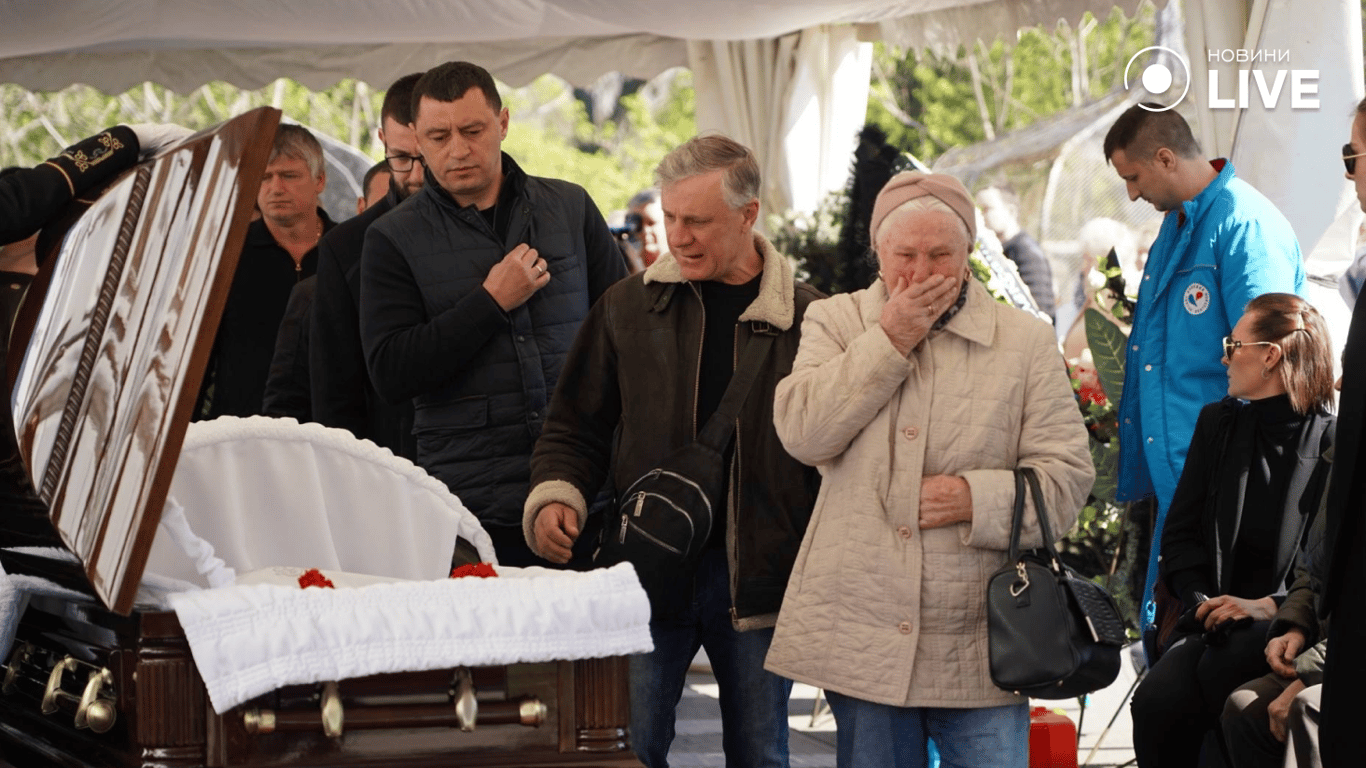 Поховання померлого депутата Олександра Іваницького