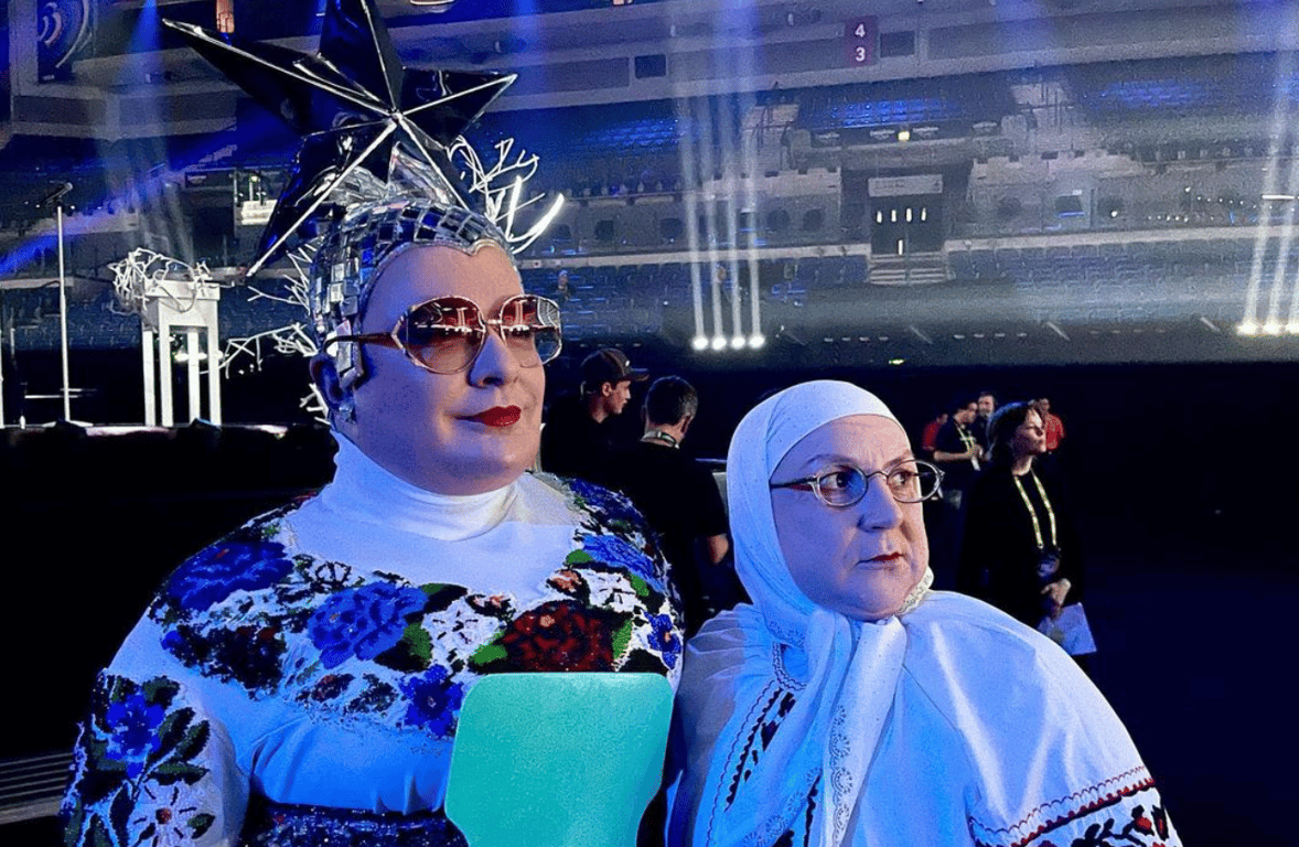 Верка Сердючка со своей мамой в Ливерпуле