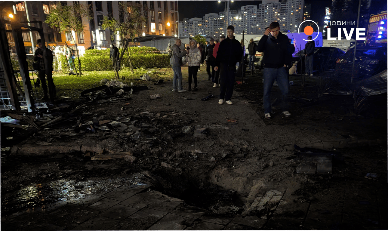 В Дарницком районе БПЛА попал в жилой дом: фоторепортаж - фото 3