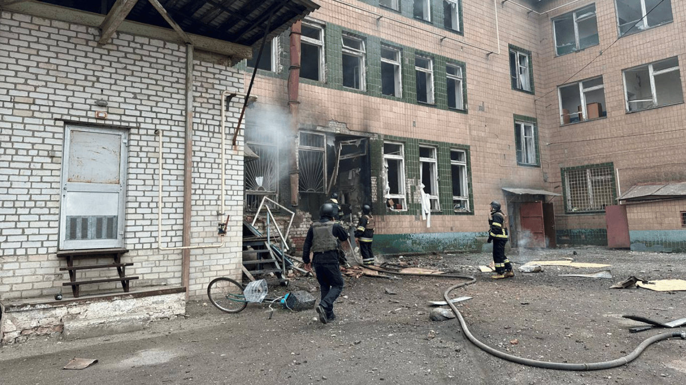 Пошкоджені будинки та автомобілі — в ОВА розповіли про наслідки вчорашніх обстрілів Харківщини