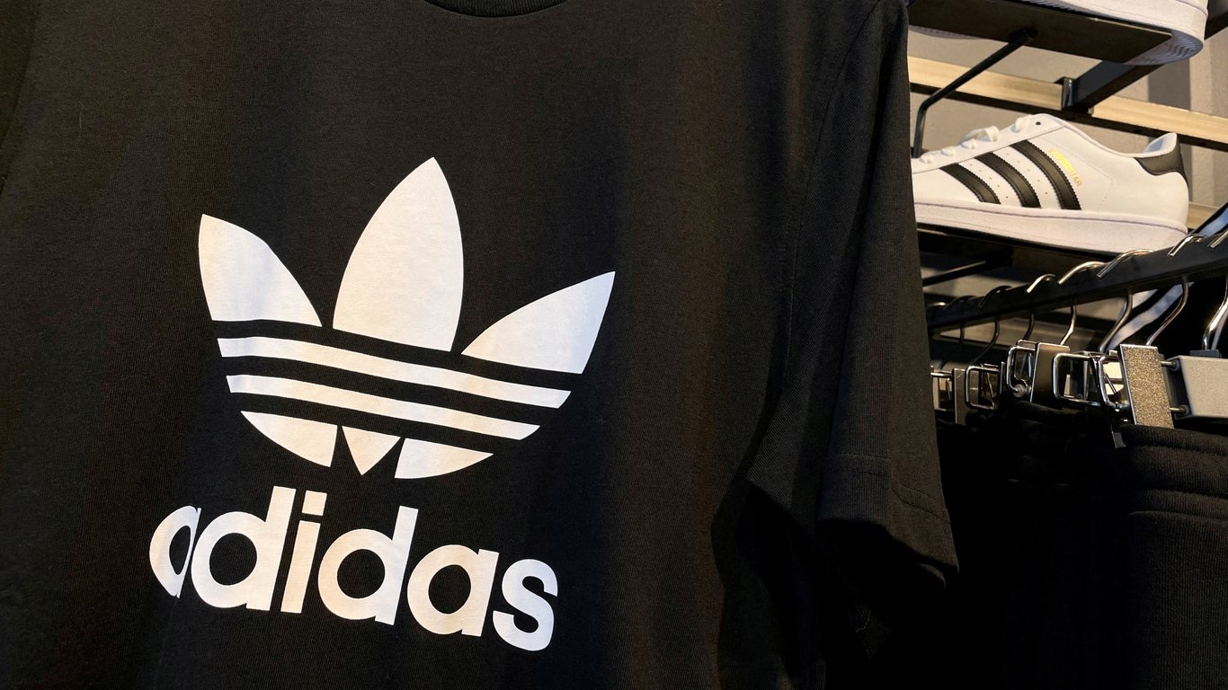 Компания Adidas обратилась к властям США по поводу действий движения BLM: что случилось