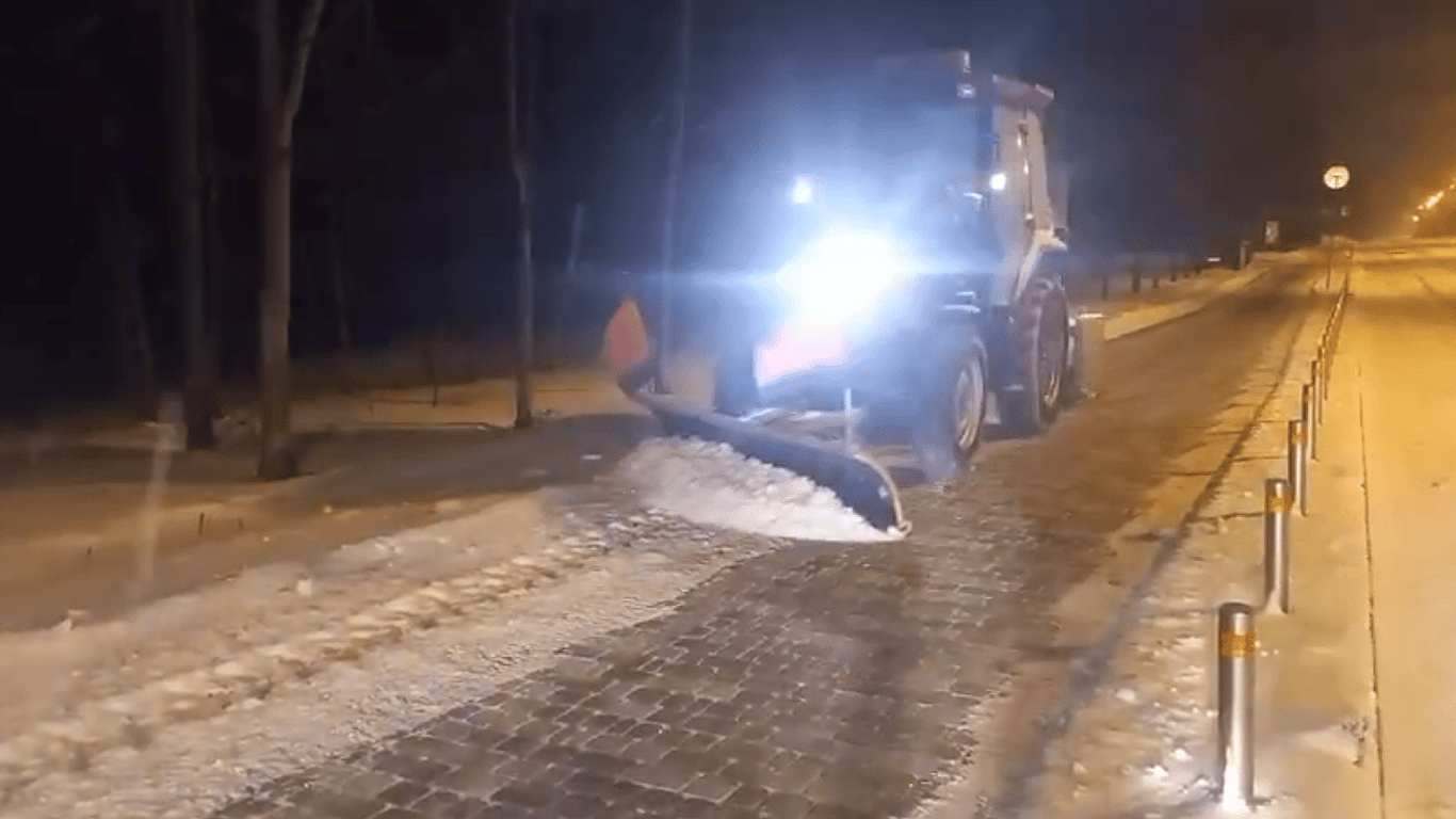 У Києві ліквідовують наслідки сильного снігопаду