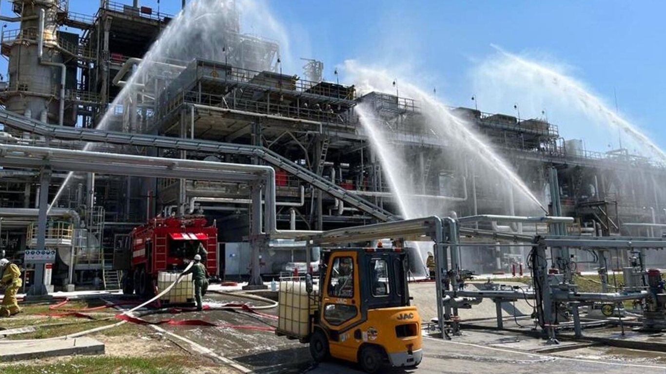 В Ростовской области России горел Новошахтинский нефтеперерабатывающий завод
