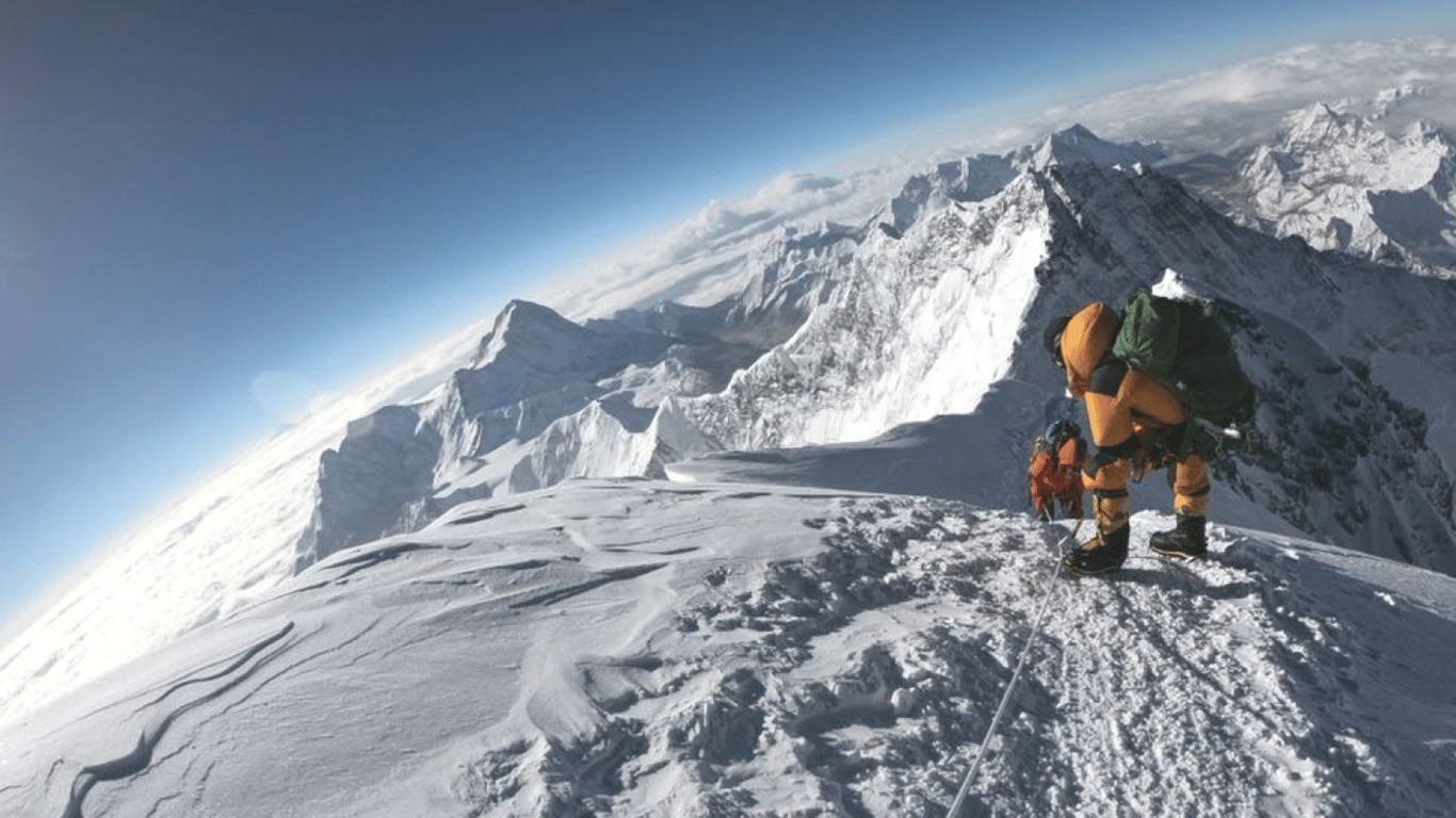 Смертельный Эверест: почему восхождение на гору становится все более опасным