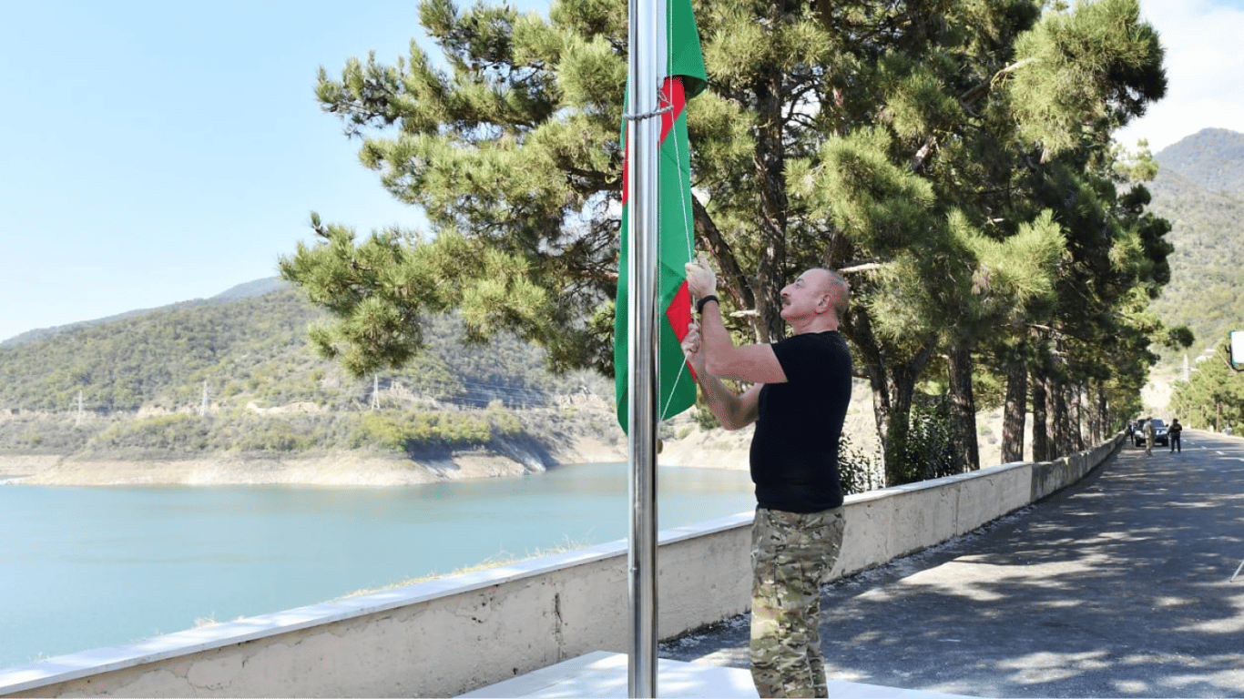 У Нагірному Карабаху офіційно підняли прапор Азербайджану