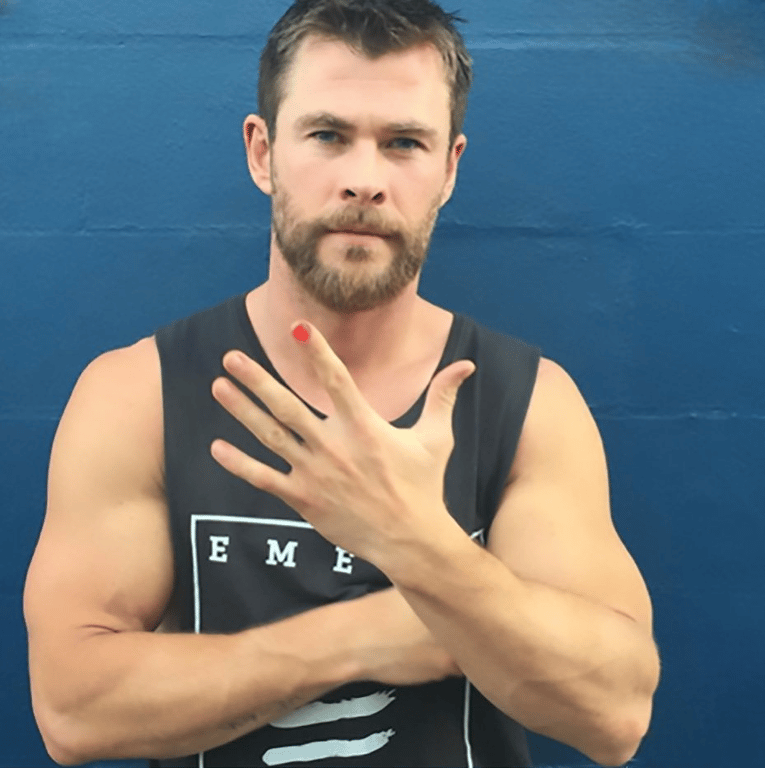 Чому чоловіки фарбують один ніготь