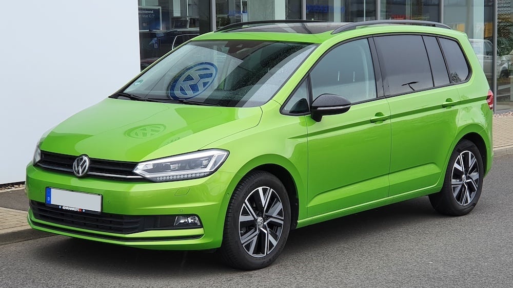 Вживаний Volkswagen Touran на паркувальному майданчику