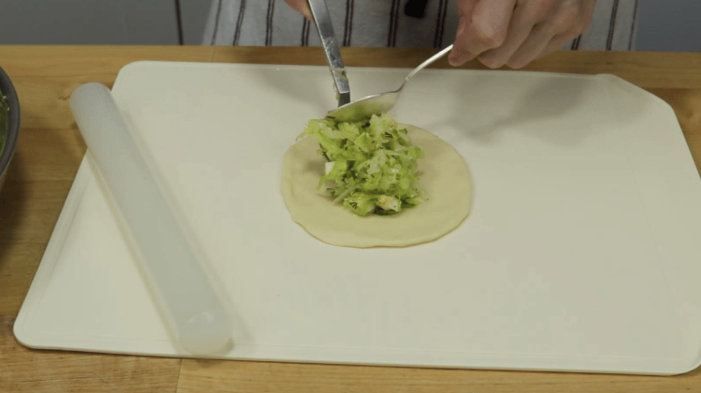 рецепт пиріжків та начинка з молодої капусти