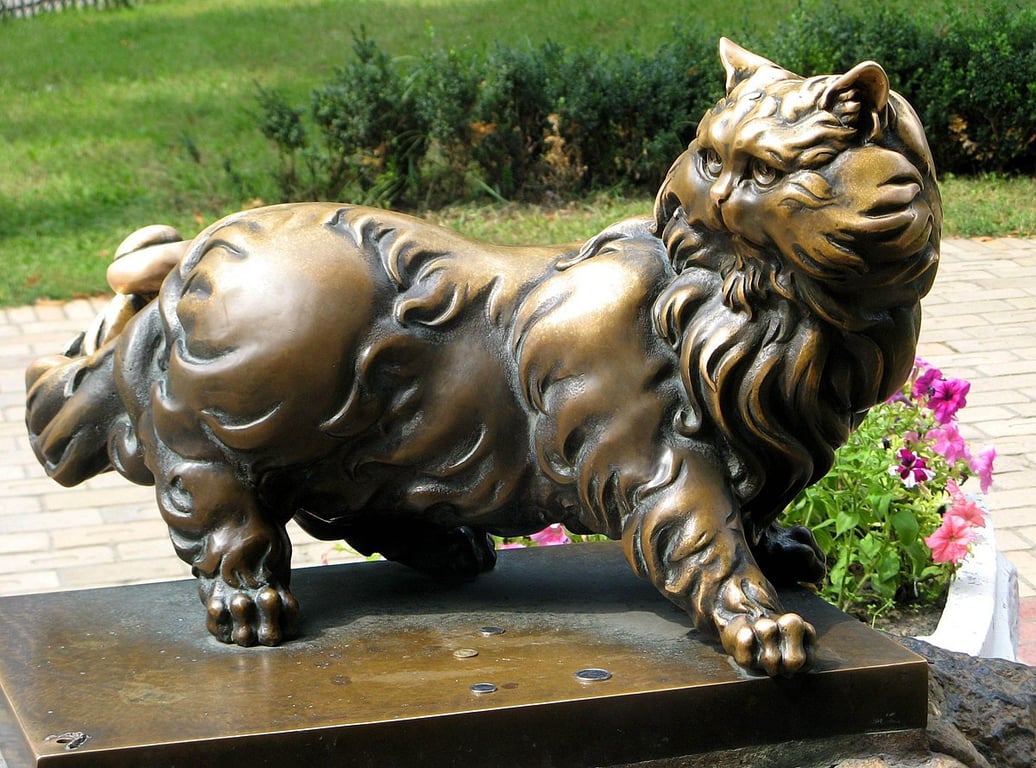 Дерун, кіт та бабуся — ТОП-3 незвичайних пам'ятників України - фото 1