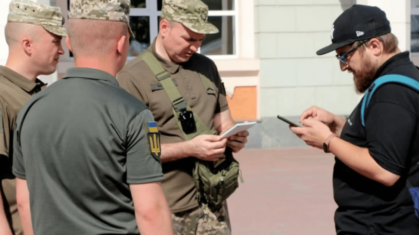 В Черновицком ТЦК отреагировали на драку между военным и гражданским мужчиной