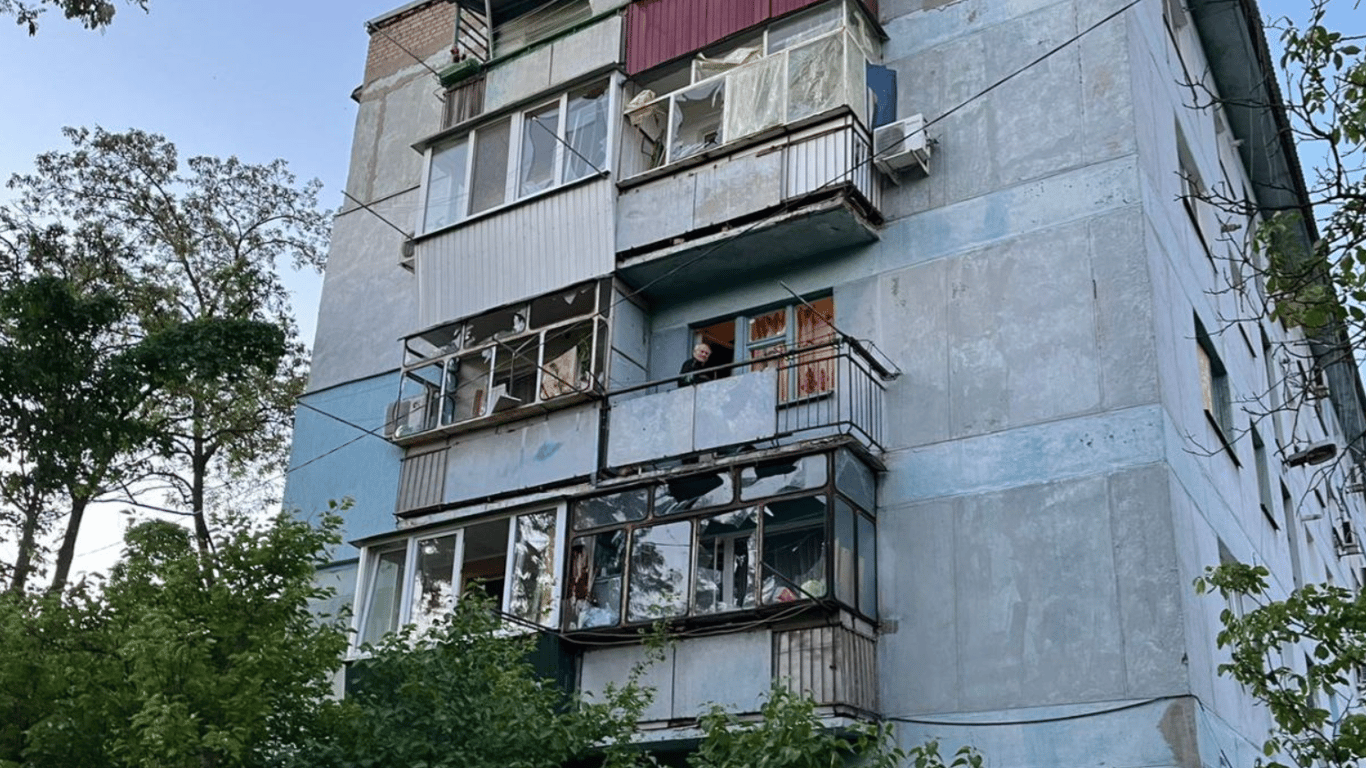 Пошкоджені будинки, дитсадок та заправка — в ОВА розповіли про наслідки обстрілів Нікополя