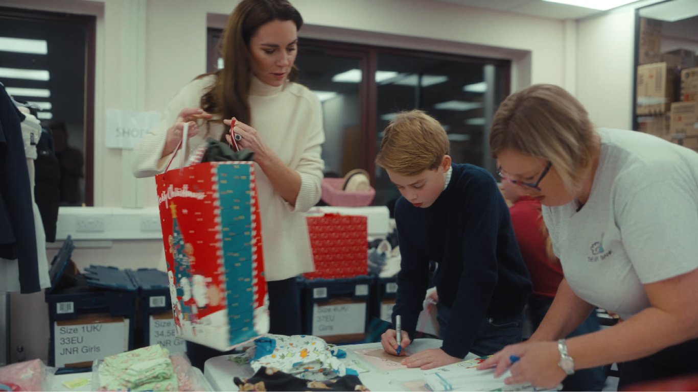 Кейт Миддлтон с детьми собрали рождественские подарки малообеспеченным семьям — видео
