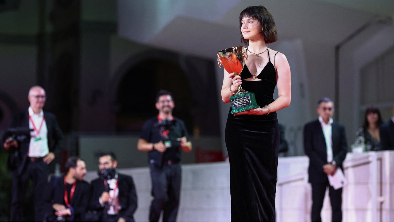 Венеціанський кінофестиваль оголосив імена переможців: фото з церемонії