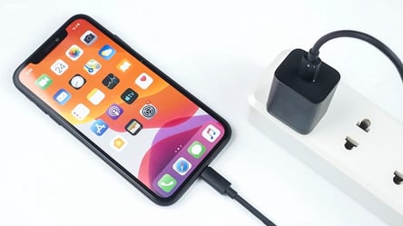 Привычка во время зарядки, которая "убивает" батарею смартфона за год-два - 285x160