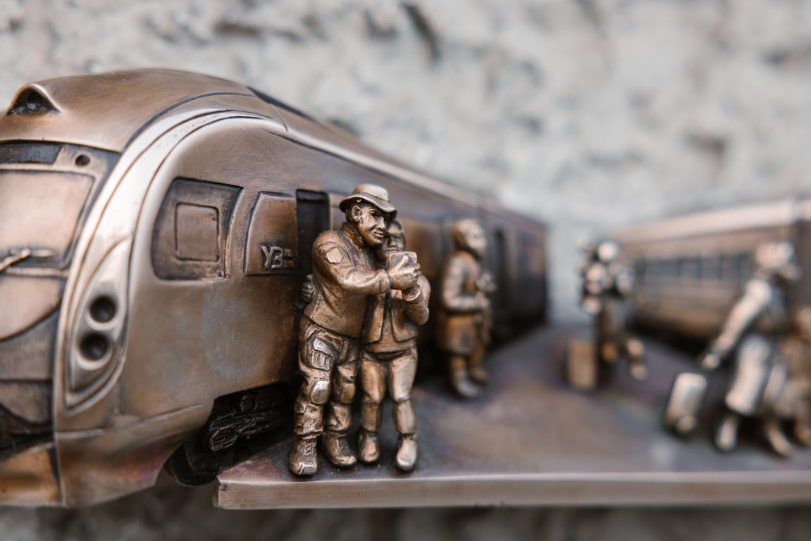 Новая минискульптура на киевском вокзале – символ возвращения домой