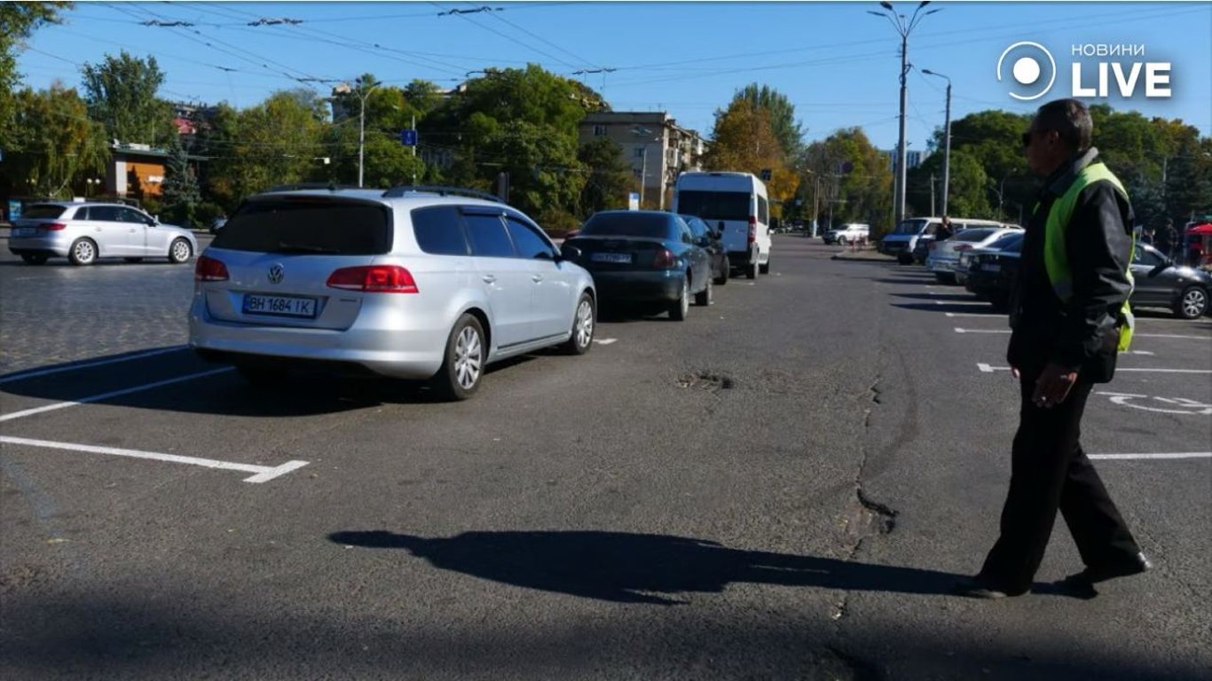 В Одесі біля залізничного вокзалу зʼявилася платна парковка — яка вартість